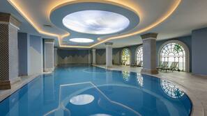 Innenpool, 4 Außenpools, Sonnenschirme, Liegestühle