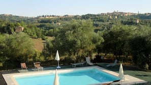 Piscina stagionale all'aperto, ombrelloni da piscina, lettini