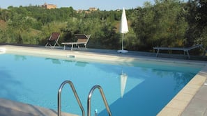 Piscina stagionale all'aperto, ombrelloni da piscina, lettini