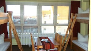 Schreibtisch, kostenlose Babybetten, kostenloses WLAN