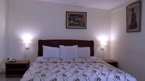 Biancheria da letto di alta qualità, una scrivania, tende oscuranti