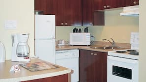 Full-sized fridge, microwave, oven, hob