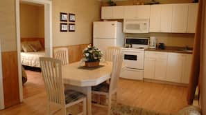 Full-sized fridge, microwave, oven, hob