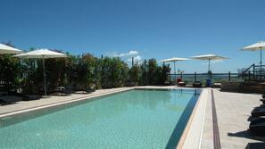 Piscina stagionale all'aperto, una piscina a sfioro