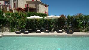 Piscina stagionale all'aperto, una piscina a sfioro