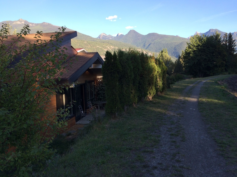 Cottage By the River in Kaslo, Canada