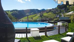 Piscina all'aperto, ombrelloni da piscina, lettini