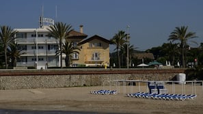 Ubicación a pie de playa, tumbonas, sombrillas y toallas de playa