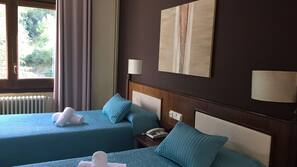 Escritorio, cortinas opacas, cunas o camas infantiles (de pago)