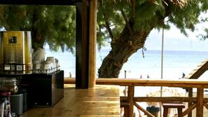 Plage, chaises longues, parasols, serviettes de plage