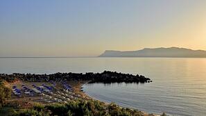 Plage, chaises longues, parasols, serviettes de plage