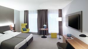 Een gratis minibar, een kluis op de kamer, een bureau, gratis wifi