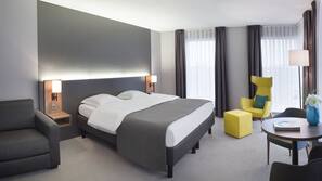 Een gratis minibar, een kluis op de kamer, een bureau, gratis wifi