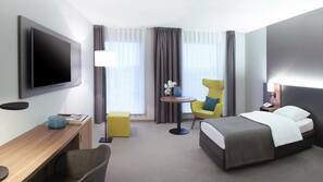 Een gratis minibar, een kluis op de kamer, een bureau, gratis wifi