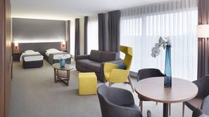 Een gratis minibar, een kluis op de kamer, een bureau, gratis wifi