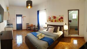 Ropa de cama de alta calidad y cortinas opacas