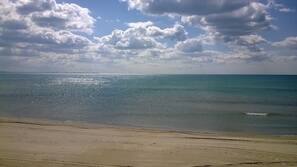 Spiaggia privata, sabbia bianca, lettini da mare, ombrelloni