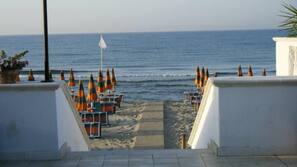 Spiaggia privata, sabbia bianca, lettini da mare, ombrelloni