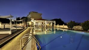 Piscina all'aperto, ombrelloni da piscina, lettini