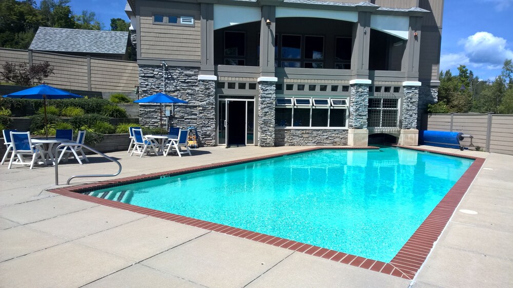 Outdoor pool, Solitude Village at Okemo