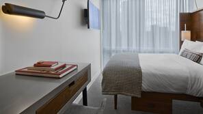 Premium bedding, in-room safe, iron/ironing board, free WiFi