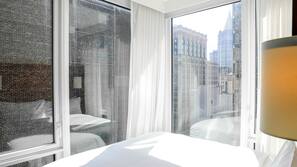 Premium bedding, in-room safe, iron/ironing board, free WiFi