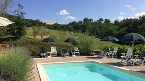 Piscina stagionale all'aperto, ombrelloni da piscina, lettini