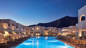2 outdoor pools