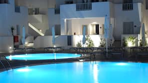 2 outdoor pools