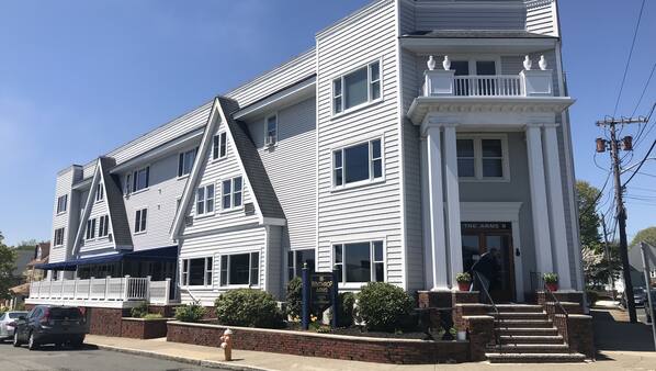 The Winthrop Arms Hotel And Restaurant in Winthrop, MA | Expedia