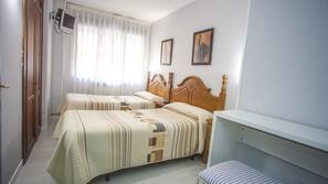 Escritorio, espacio para trabajar con un portátil, cortinas opacas