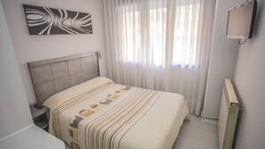 Escritorio, espacio para trabajar con un portátil, cortinas opacas