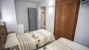 Escritorio, espacio para trabajar con un portátil, cortinas opacas