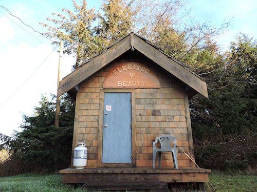 Great Place to stay The Sleeping Beauty Cabin near Tlell 