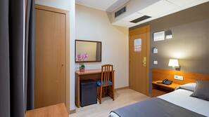 Bureau, rideaux occultants, lits bébés (en supplément), Wi-Fi gratuit