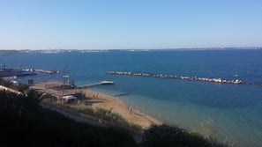 Una spiaggia nelle vicinanze