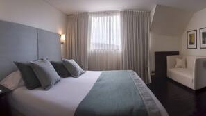 Roupas de cama premium, frigobar, cofres nos quartos, escrivaninha