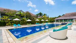 3 outdoor pools, pool umbrellas, pool loungers