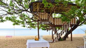 Plage privée, chaises longues, parasols, serviettes de plage