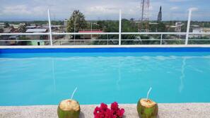 Una piscina al aire libre