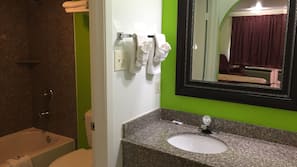 Combined shower/bathtub, free toiletries