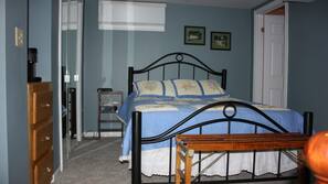 4 bedrooms, Egyptian cotton sheets, premium bedding, iron/ironing board