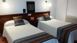 Ropa de cama de alta calidad, escritorio, cortinas opacas