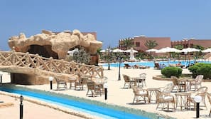 2 piscine all'aperto, ombrelloni da piscina, lettini