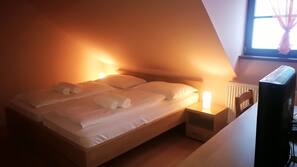 Een bureau, verduisterende gordijnen, gratis babybedden, gratis wifi