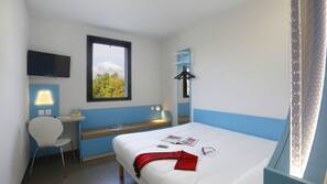 Desk, soundproofing, free WiFi, linens