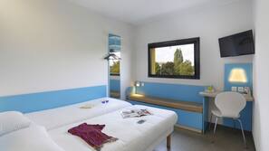 Desk, soundproofing, free WiFi, linens