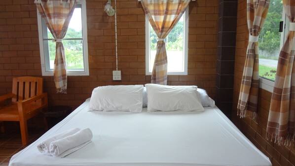 Desk, rollaway beds, free WiFi