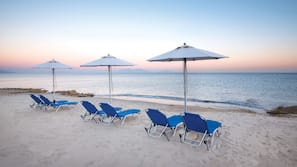 Aan het strand, ligstoelen aan het strand, parasols, duiken