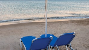 Aan het strand, ligstoelen aan het strand, parasols, duiken